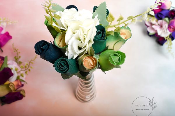 Classic in Green – Wooden Roses